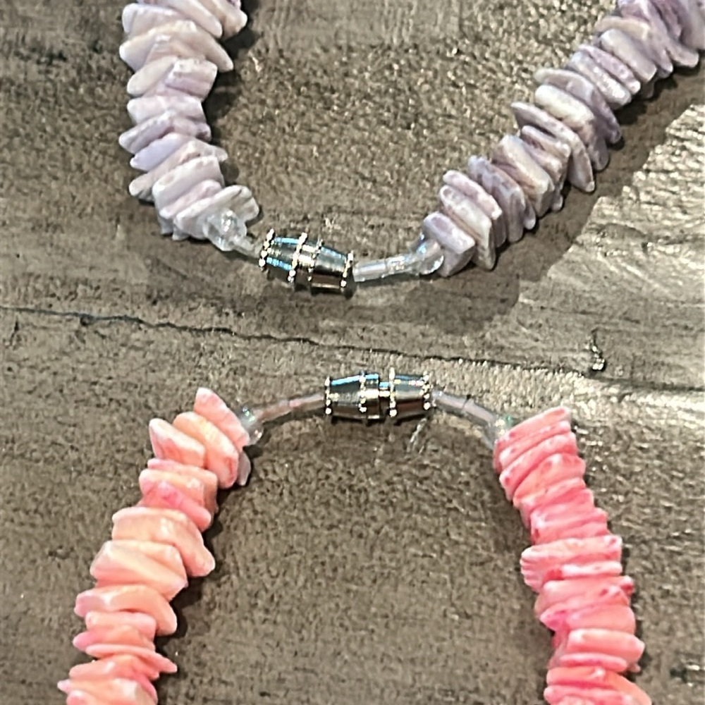 2 Shell Necklaces Different Colors Pink and Purple/Lavender Barrel Close - Picture 4 of 6